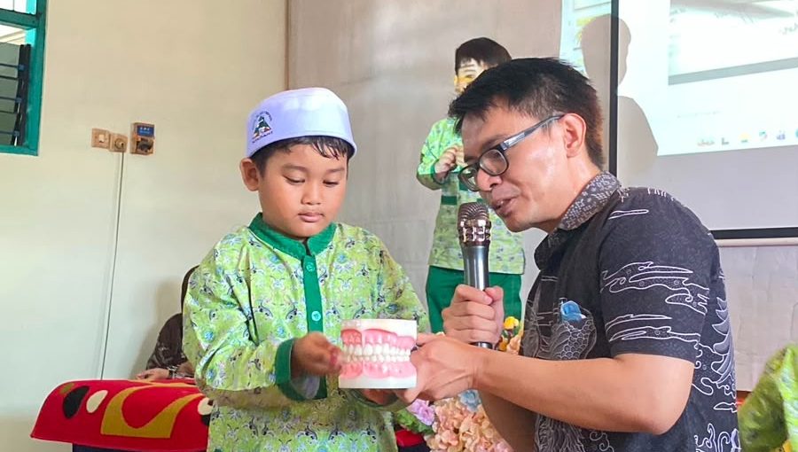 Edukasi Kesehatan Gigi dan Demonstrasi Menggosok Gigi